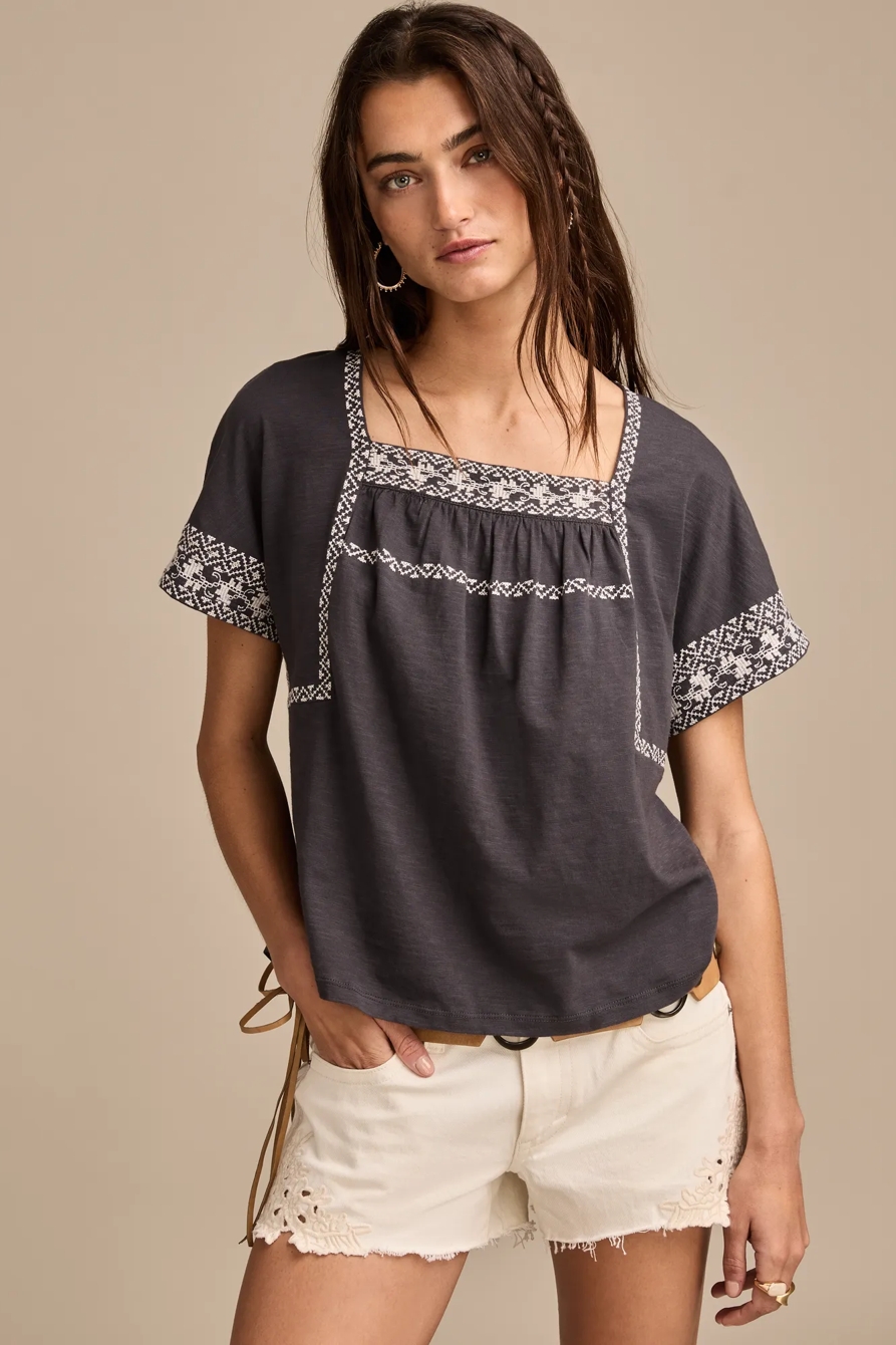 EMBROIDERED SHORT SLEEVE TEE