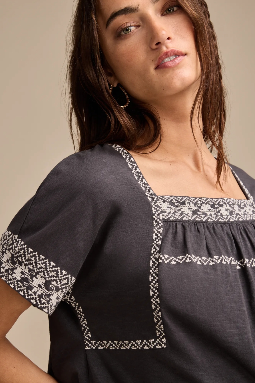 EMBROIDERED SHORT SLEEVE TEE