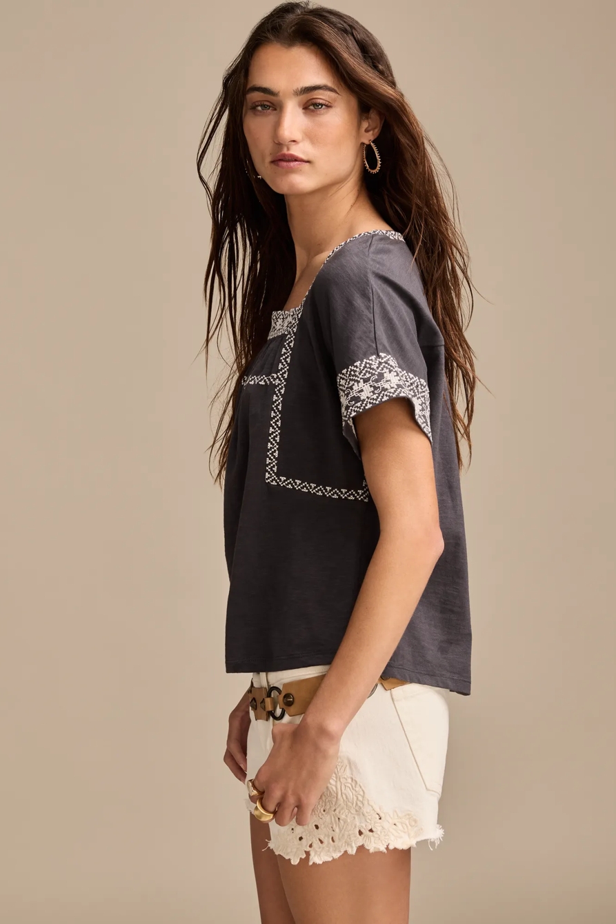 EMBROIDERED SHORT SLEEVE TEE