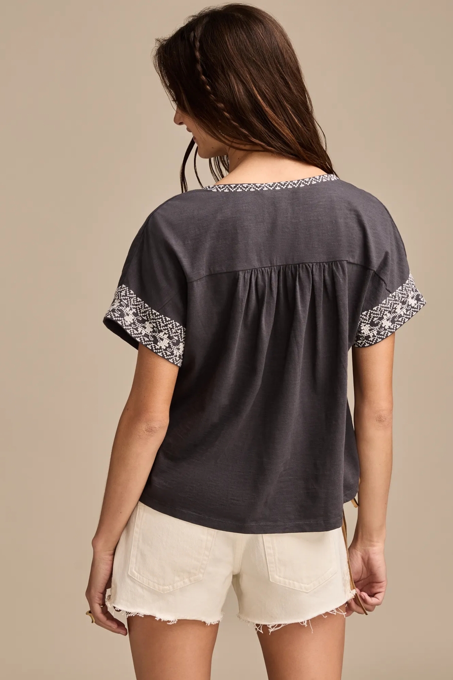 EMBROIDERED SHORT SLEEVE TEE