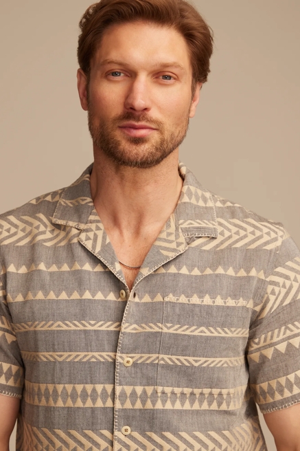 TEXTURED STRIPE CAMP COLLAR SHORT SLEEVE SHIRT, image 2