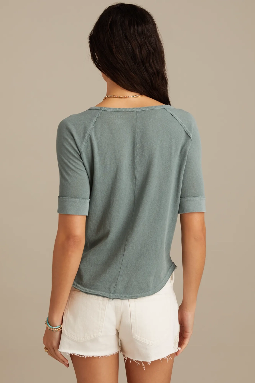 SCOOP NECK RAGLAN TEE