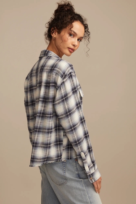 RAW EDGE FLANNEL CROPPED BUTTON DOWN SHIRT, image 4