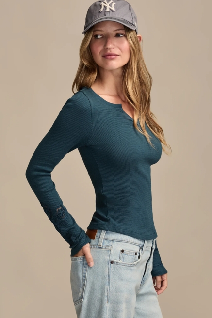 CUTWORK NOTCH NECK TOP, image 4