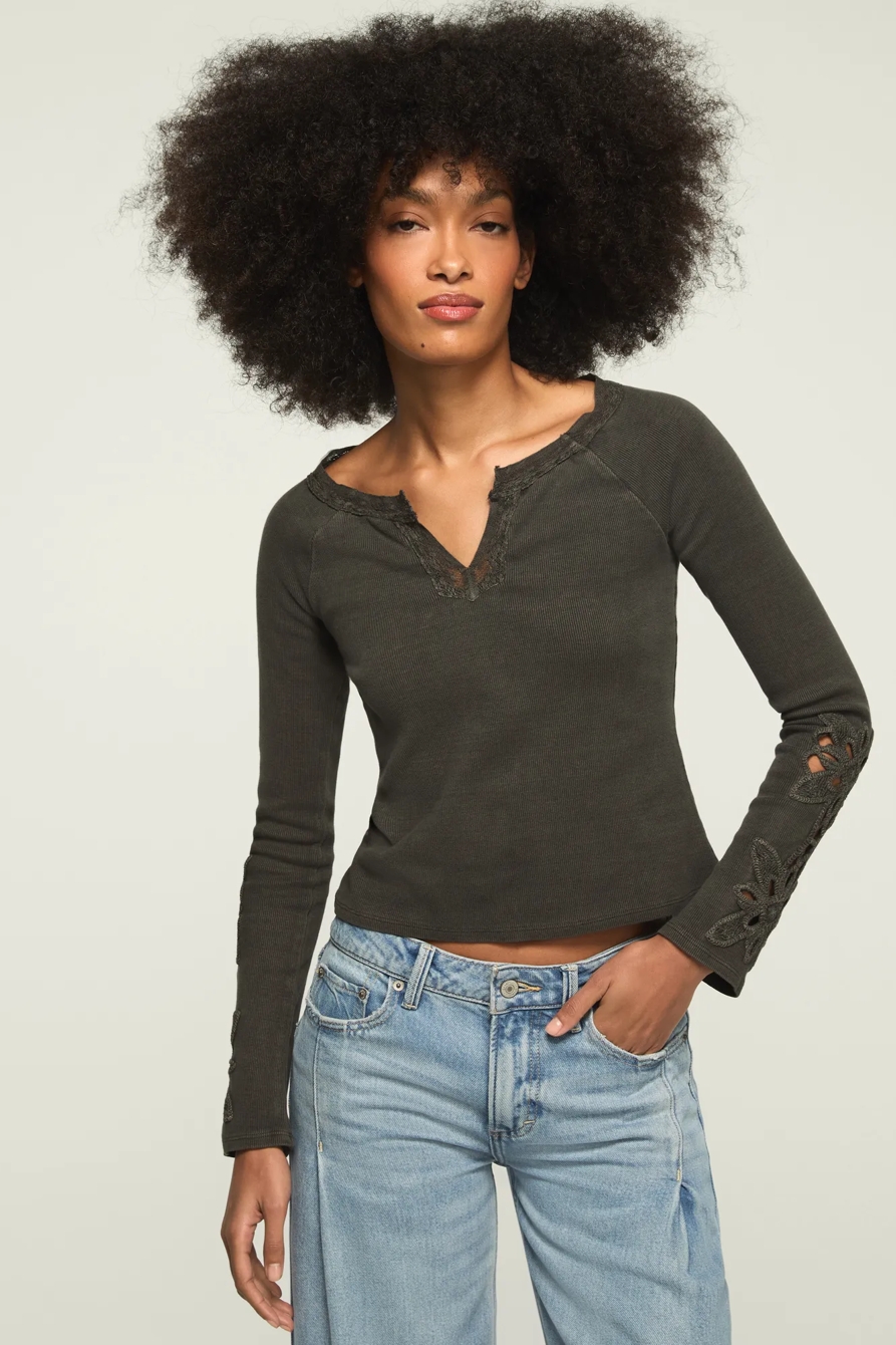 LACE NOTCH NECK FITTED TOP, image 2
