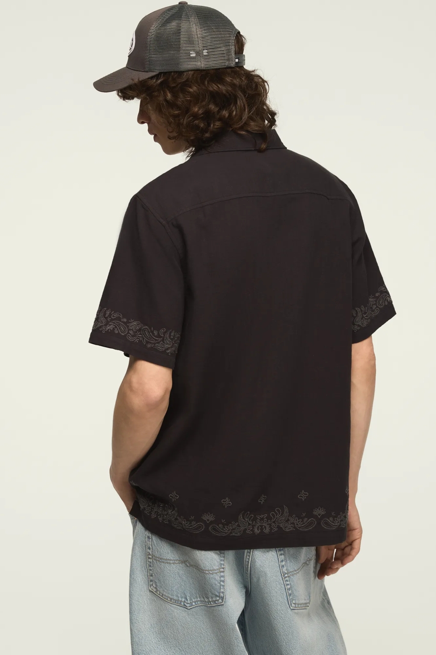 SHORT SLEEVE BANDANA EYELET CAMP COLLAR SHIRT, image 3
