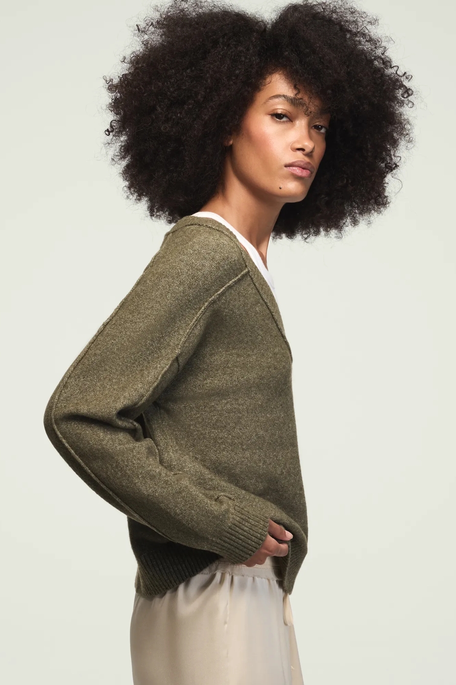 CLOUD SOFT V NECK SWEATER, image 4