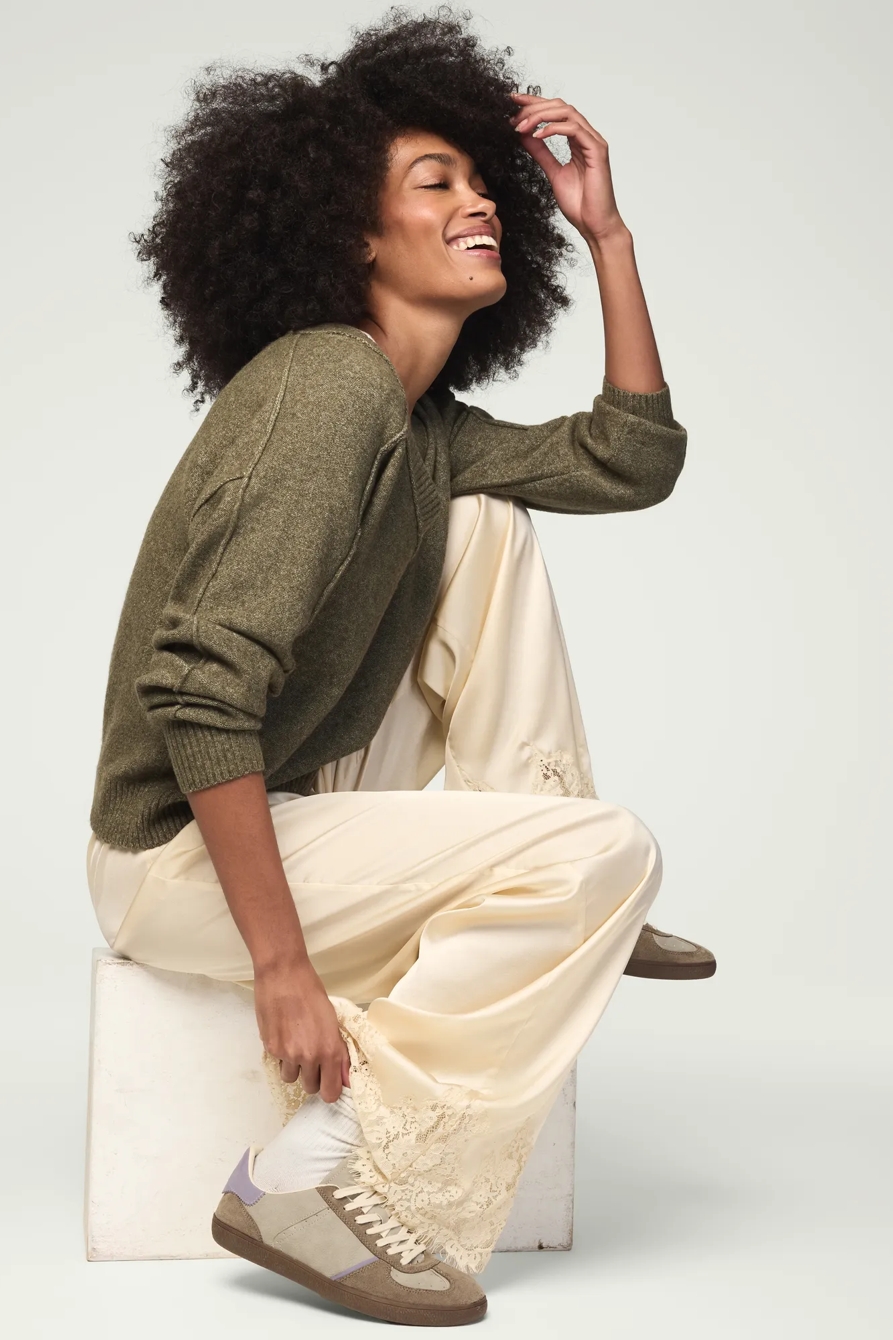CLOUD SOFT V NECK SWEATER, image 5