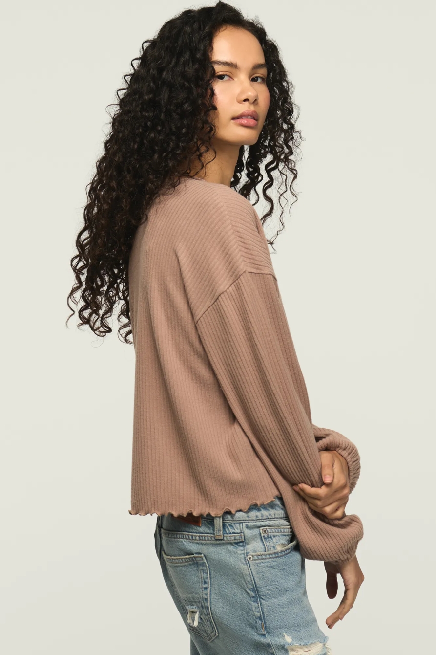 CLOUD LETTUCE HEM V NECK TOP, image 4