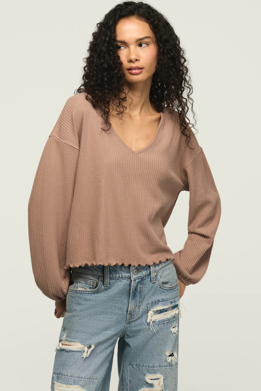 CLOUD LETTUCE HEM V NECK TOP, image 5