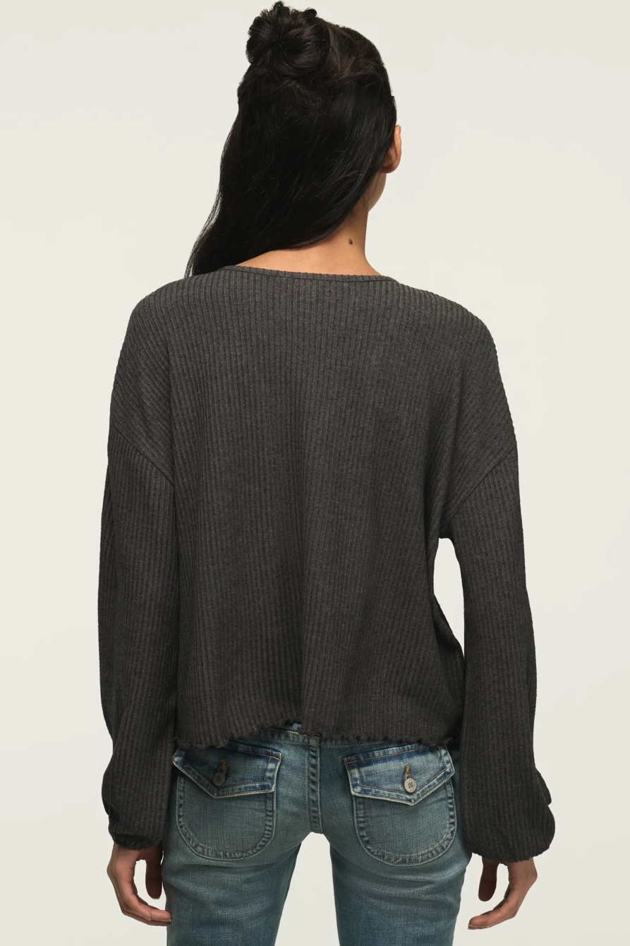 CLOUD LETTUCE HEM V NECK TOP, image 3