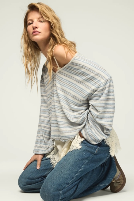 CLOUD LETTUCE HEM V NECK TOP, image 1