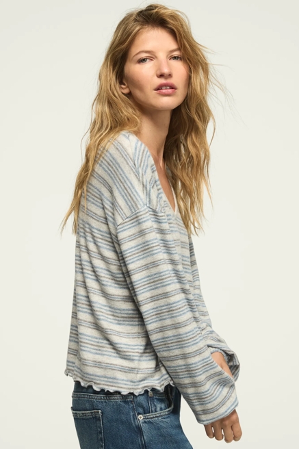 CLOUD LETTUCE HEM V NECK TOP, image 4