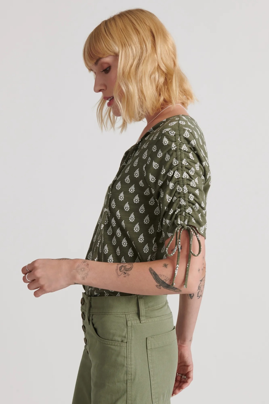 RUCHED SHORT SLEEVE NOTCH NECK TOP, image 3