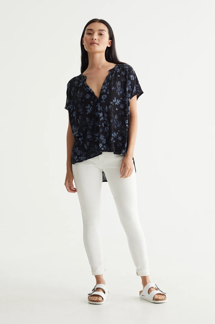 SHORT SLEEVE SLIT FRONT SANDWASH PRINTED TOP, image 2