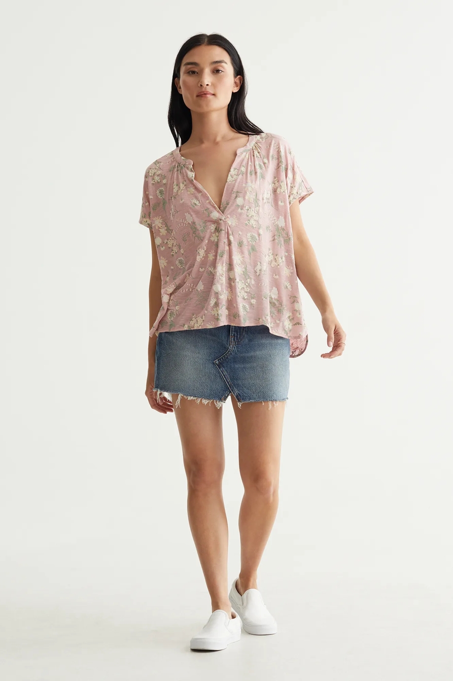 SHORT SLEEVE SLIT FRONT SANDWASH PRINTED TOP, image 2