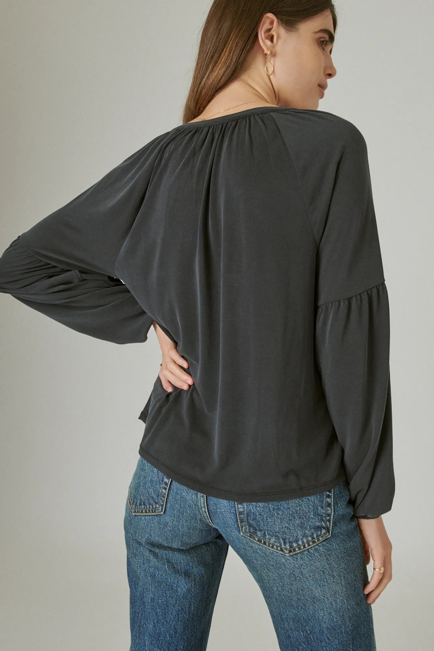 LONG SLEEVE NOTCHED NECK SANDWASH TOP, image 4