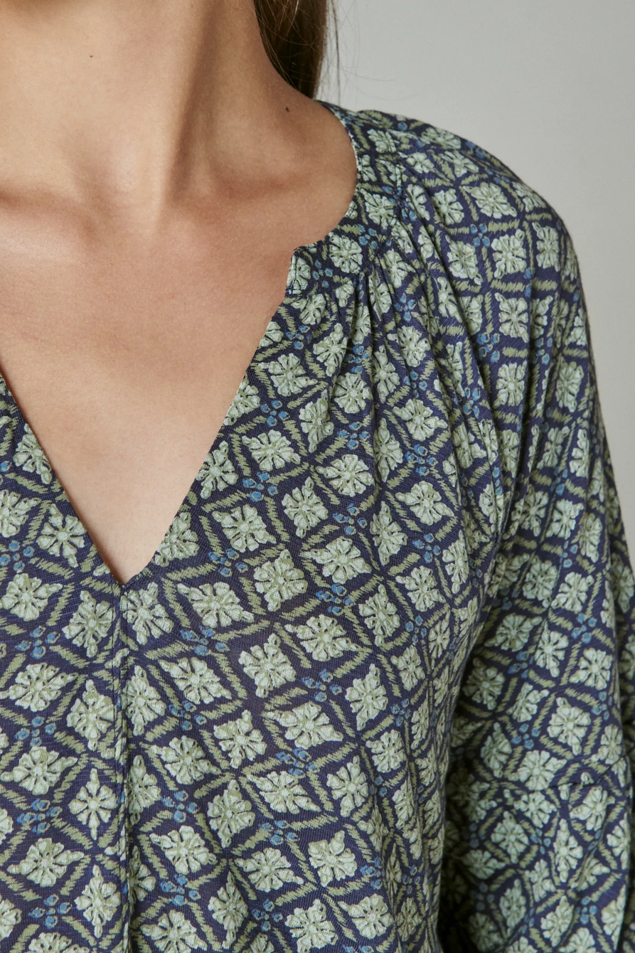 PRINTED LONG SLEEVE NOTCHED NECK SANDWASH TOP, image 6