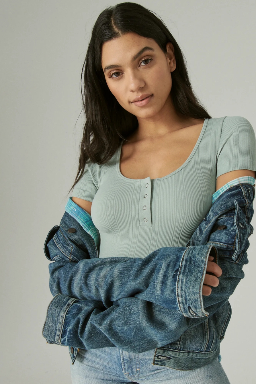 SEAMLESS HENLEY TEE, image 6