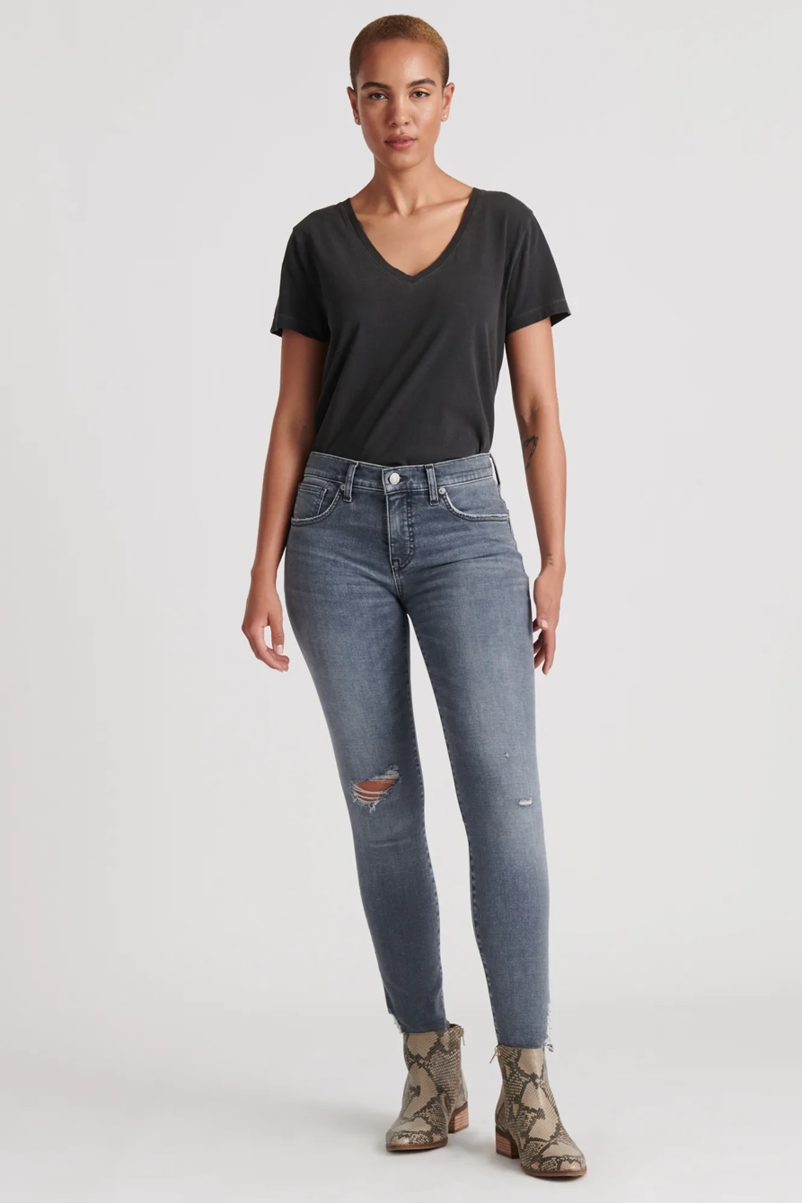 ESSENTIAL V-NECK TEE, image 2