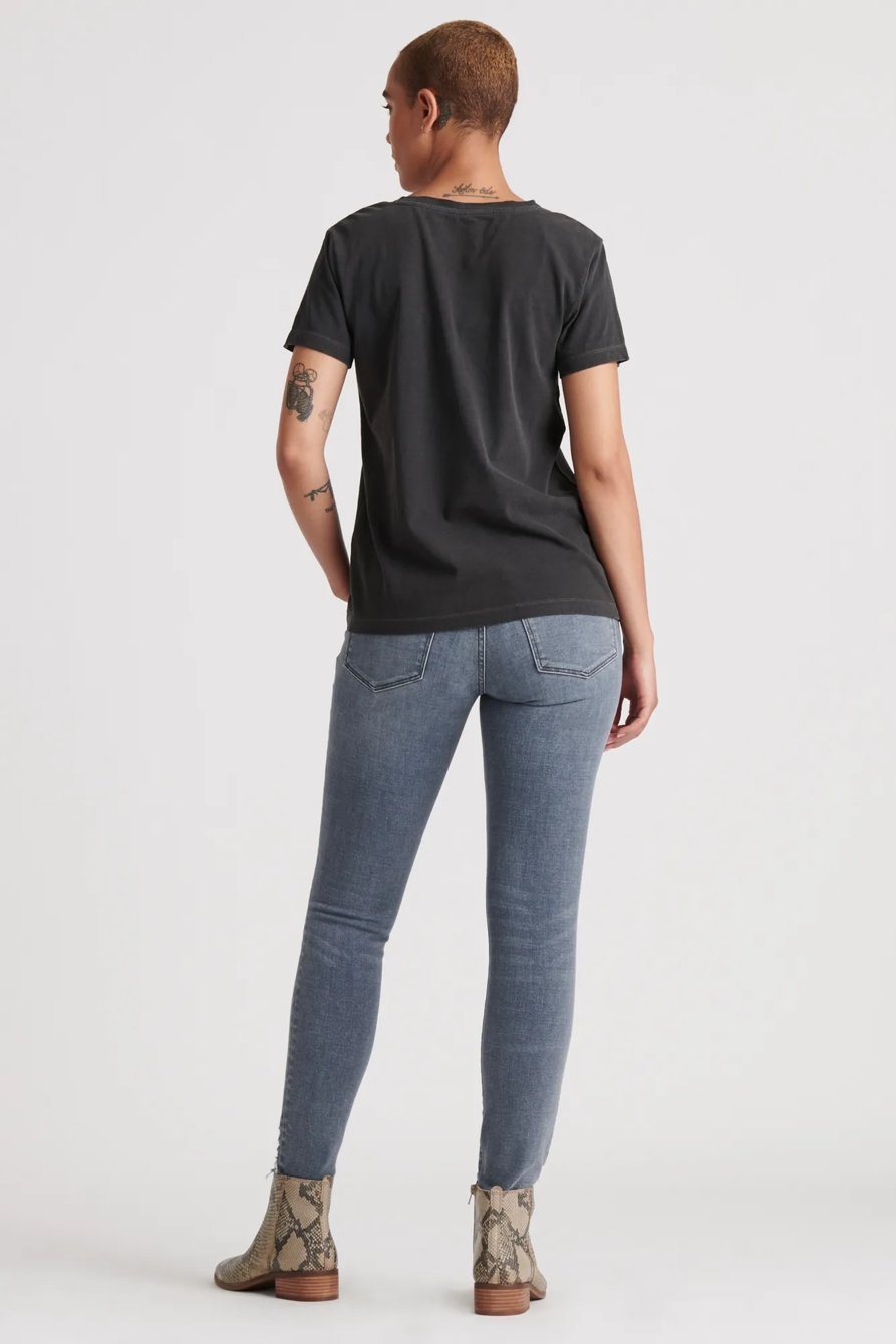 ESSENTIAL V-NECK TEE, image 4