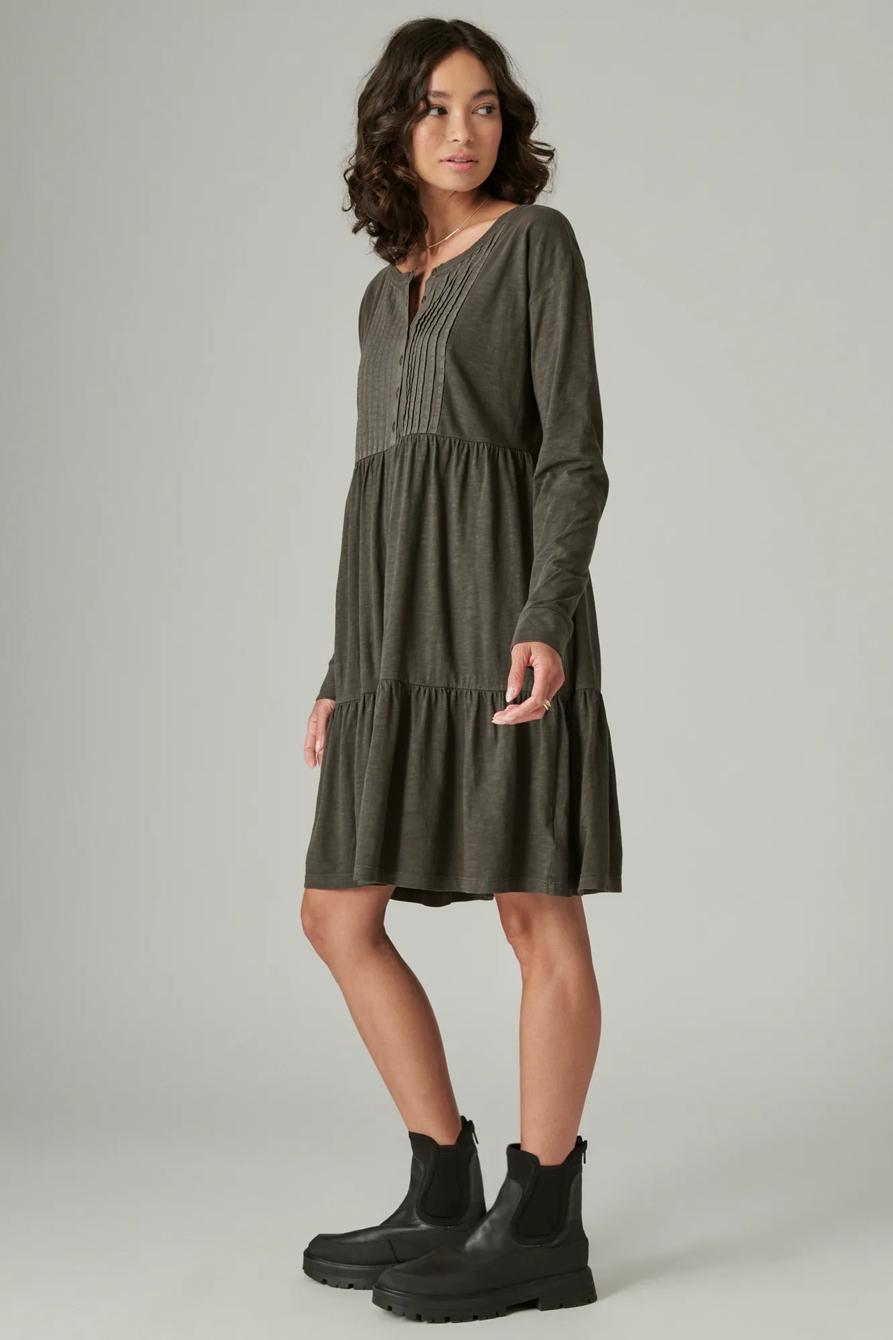 PINTUCK TIERED KNIT HENLEY DRESS, image 3