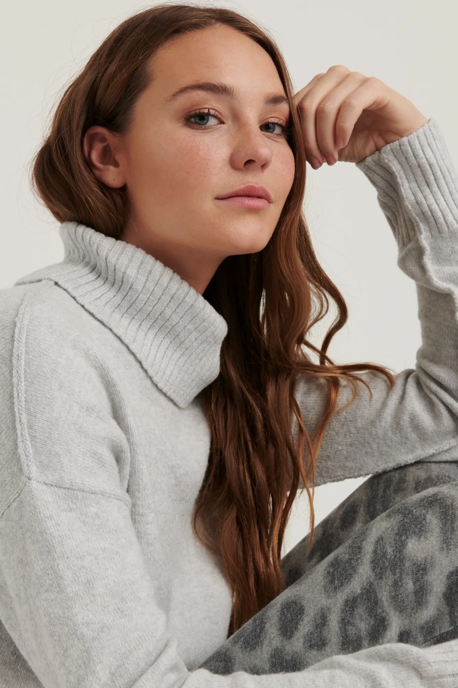 FORWARD SEAM TURTLE NECK SWEATER, image 6