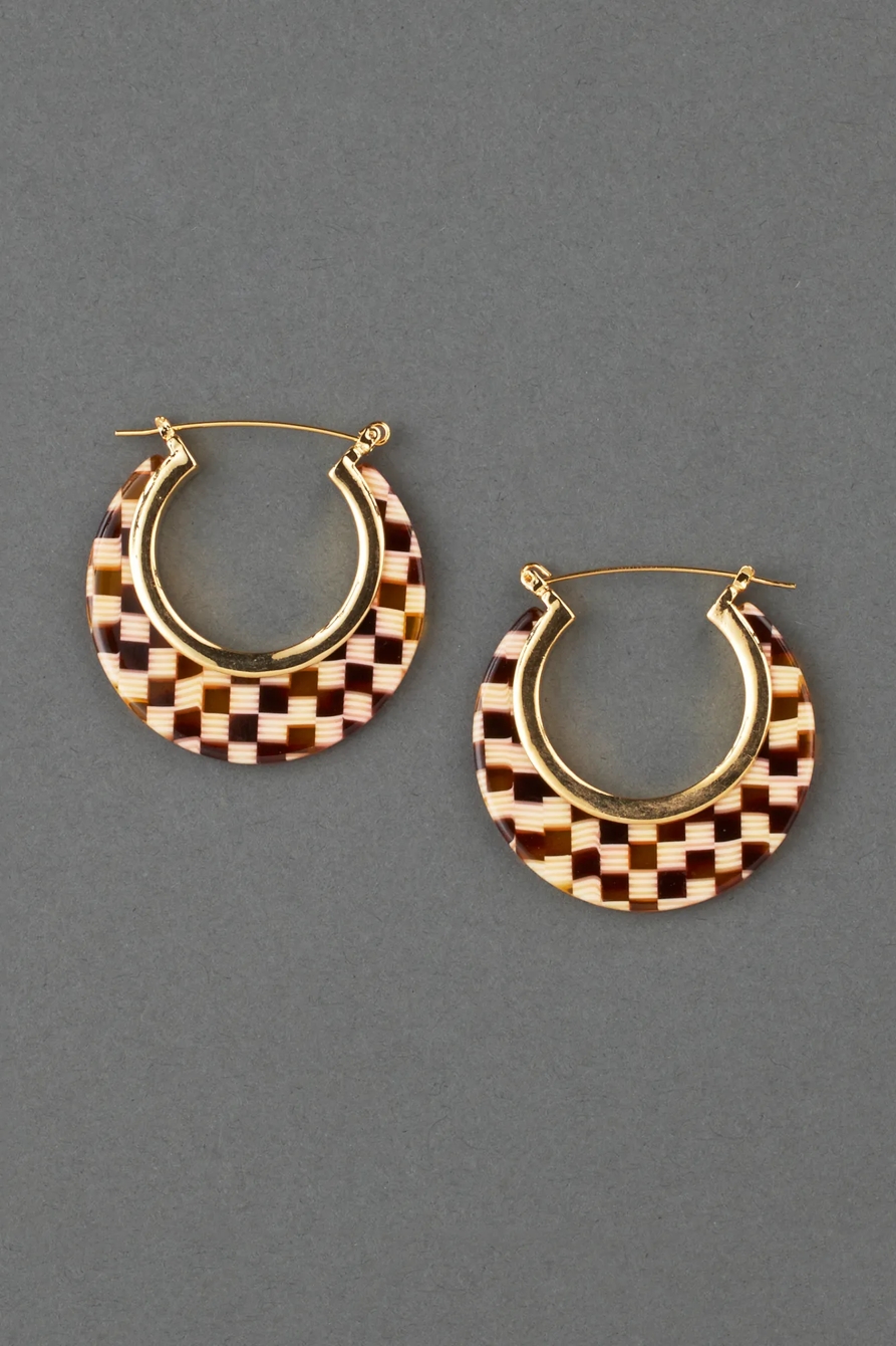 NATURAL CHECKERED HOOP EARRING, image 1