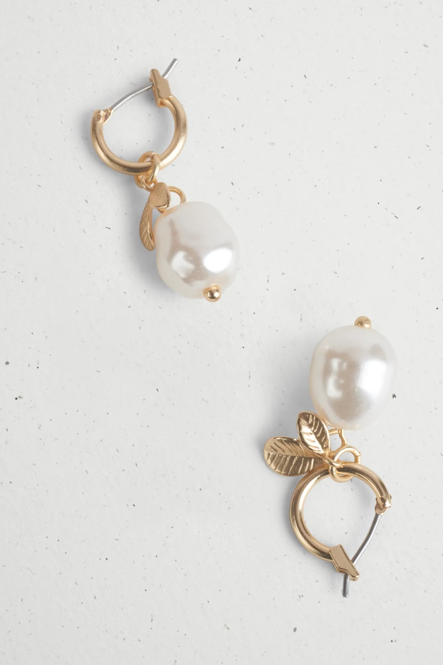 PEAR PEARL HUGGIE EARRING, image 2